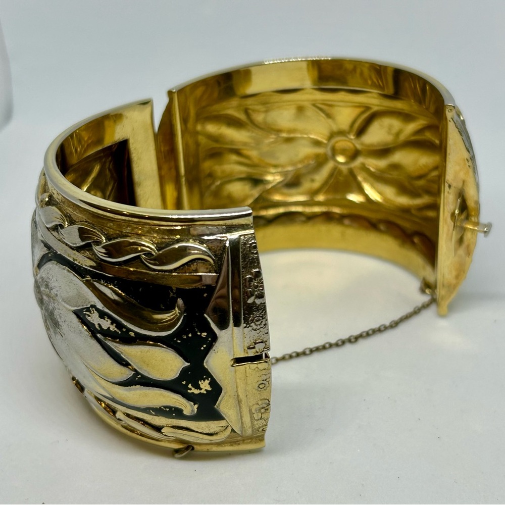 Vintage Whiting and Davis hinged bangle bracelet with clasp.